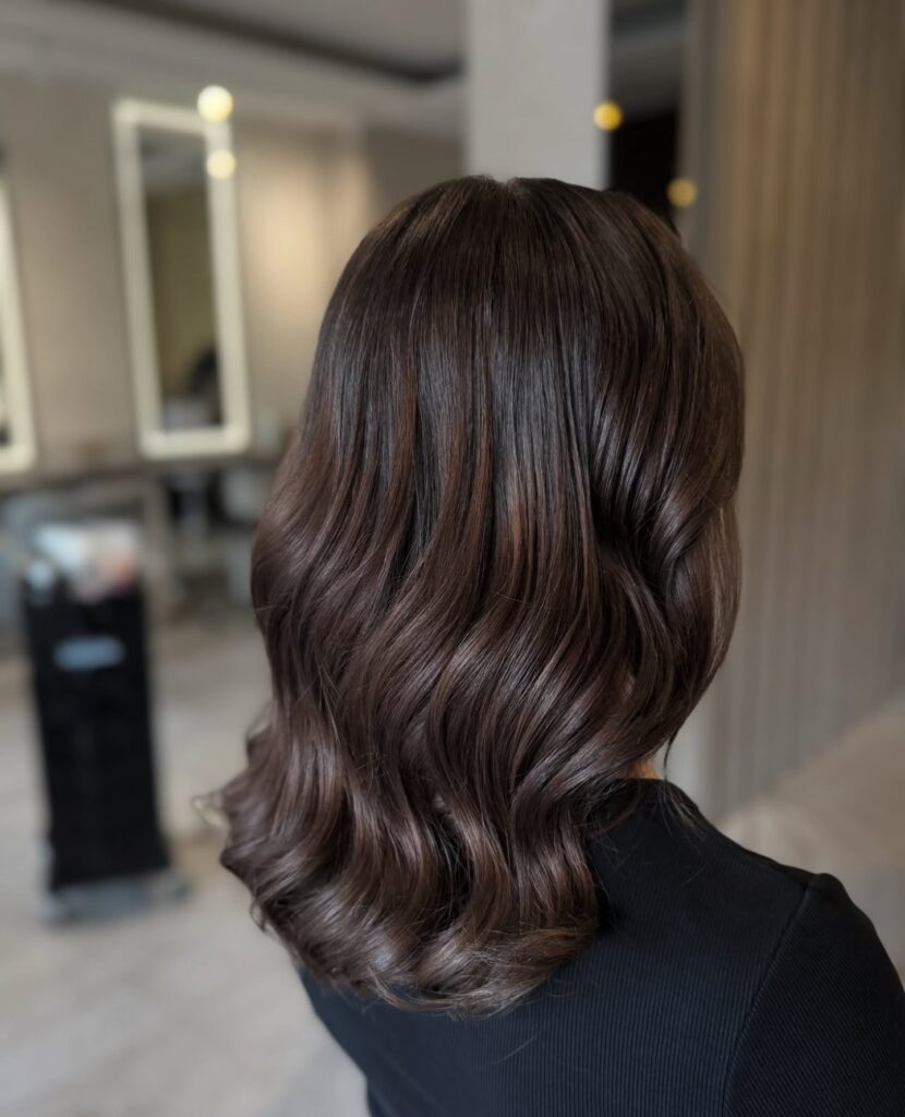 Chocolate και espresso χρώμα: Οι γυαλιστεροί καφέ τόνοι που αντικαθιστούν το balayage στα μαλλιά