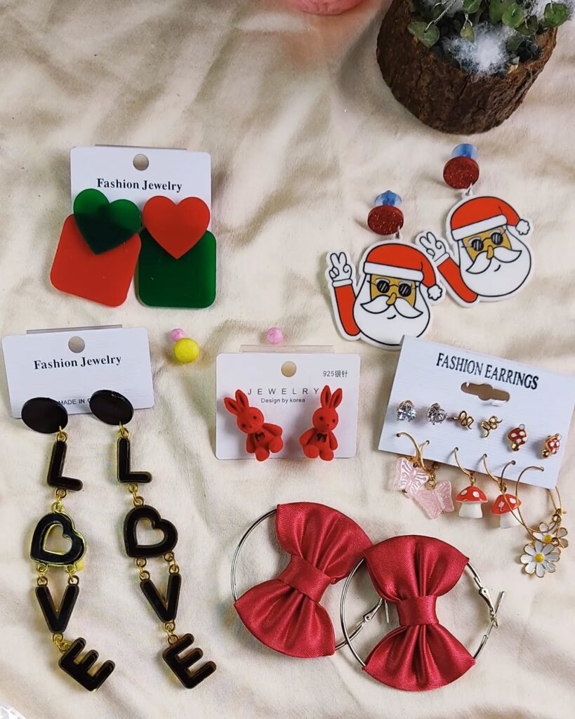 Μικρά χριστουγεννιάτικα αξεσουάρ που μεταμορφώνουν κάθε outfit με κομψό τρόπο