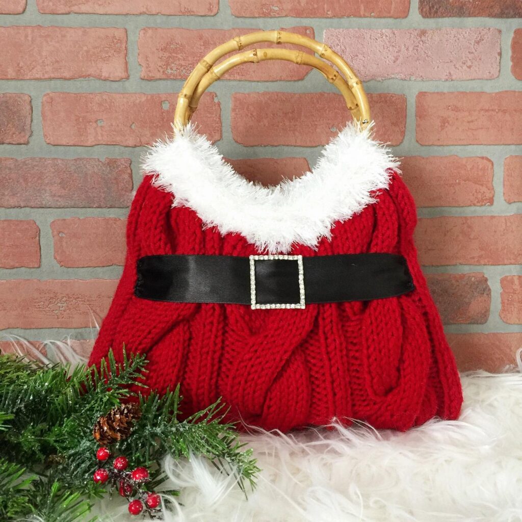 Μικρά χριστουγεννιάτικα αξεσουάρ που μεταμορφώνουν κάθε outfit με κομψό τρόπο