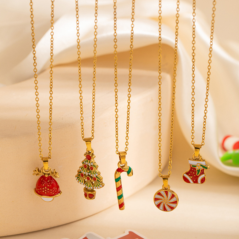 Μικρά χριστουγεννιάτικα αξεσουάρ που μεταμορφώνουν κάθε outfit με κομψό τρόπο