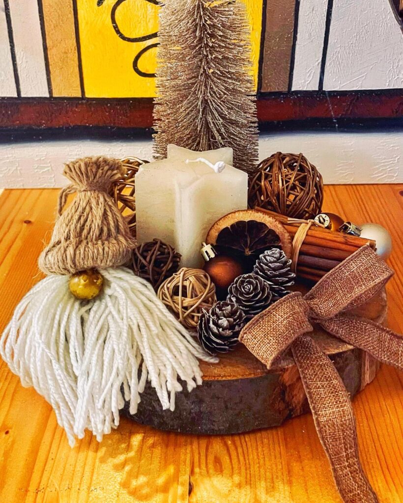 Χριστουγεννιάτικο diy centerpiece με αποξηραμένο πορτοκάλι, κανέλα και φύλλα ελάτου για ζεστή γιορτινή διακόσμηση