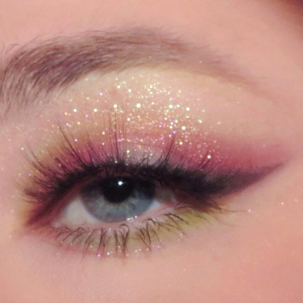 Λαμπερό αλλά διακριτικό χριστουγεννιάτικο μακιγιάζ με φωτεινά μάτια