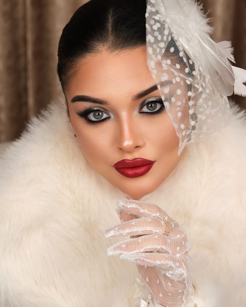 Λαμπερό αλλά διακριτικό χριστουγεννιάτικο μακιγιάζ με φωτεινά μάτια