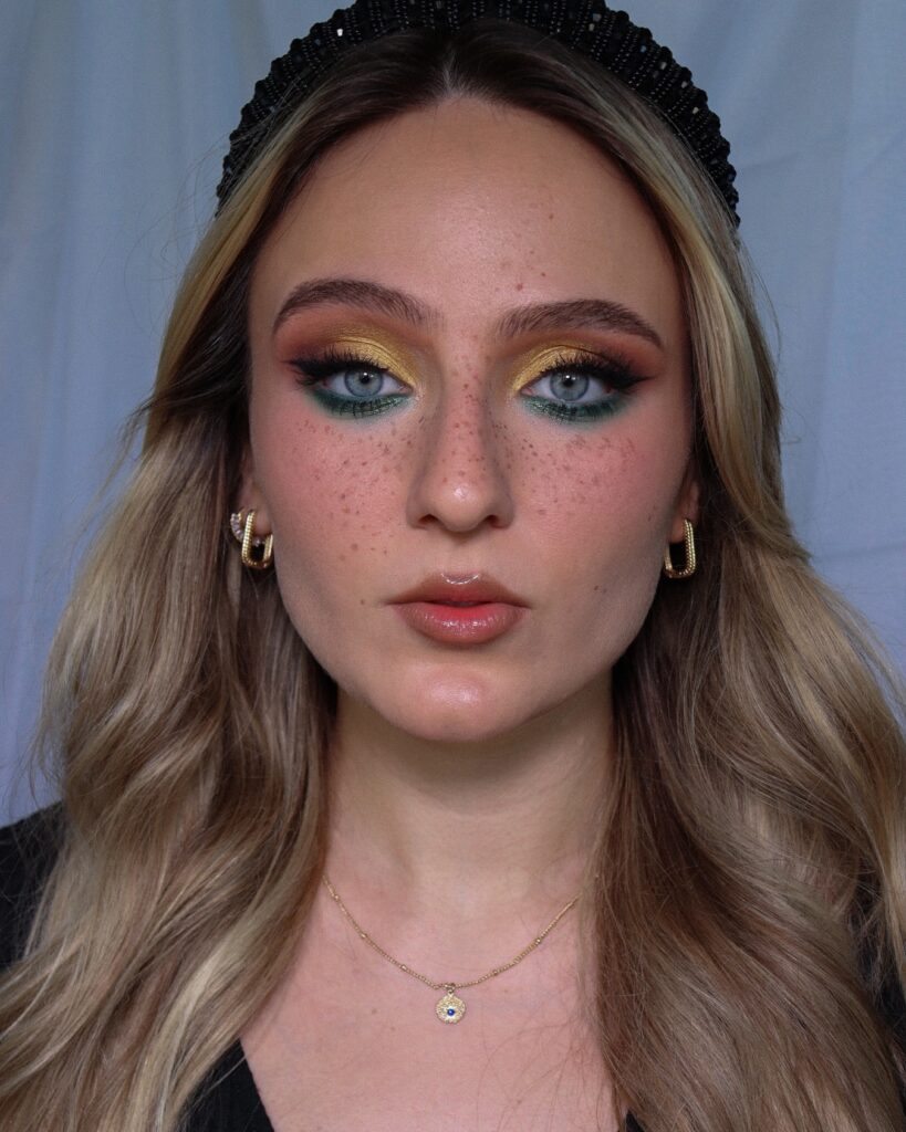 Λαμπερό αλλά διακριτικό χριστουγεννιάτικο μακιγιάζ με φωτεινά μάτια