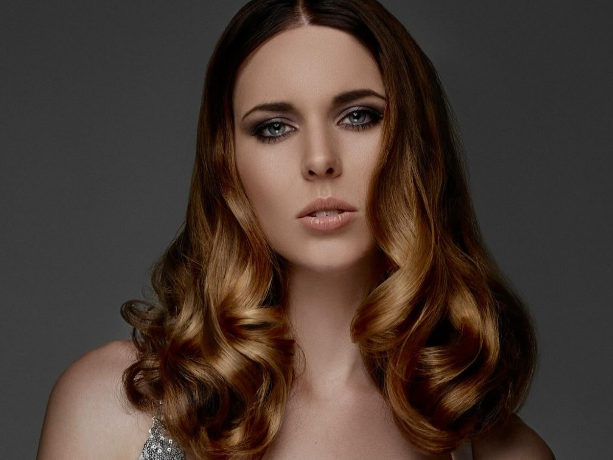 Λαμπερό αλλά διακριτικό χριστουγεννιάτικο μακιγιάζ με φωτεινά μάτια