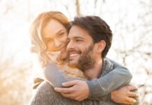 Πώς να ενισχύσεις τη συναισθηματική σύνδεση στο ζευγάρι με απλούς καθημερινούς τρόπους