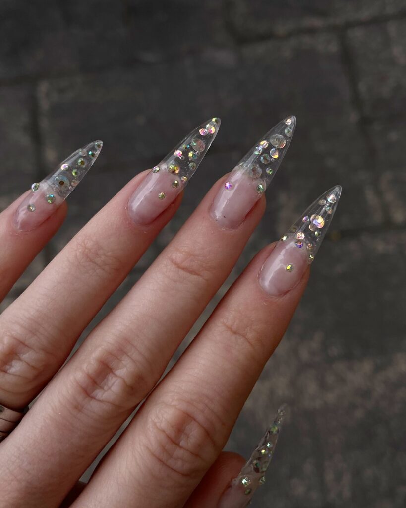 Crystal nails: κρυστάλλινο μανικιούρ με chrome βάση και gel λάμψης που μαγνητίζει