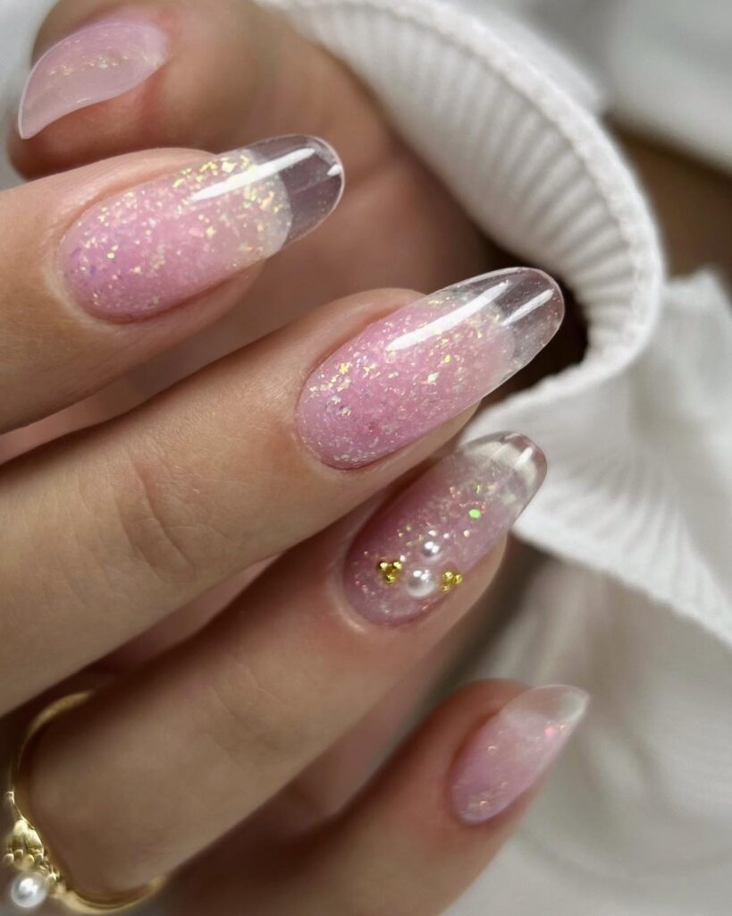 Crystal nails: κρυστάλλινο μανικιούρ με chrome βάση και gel λάμψης που μαγνητίζει