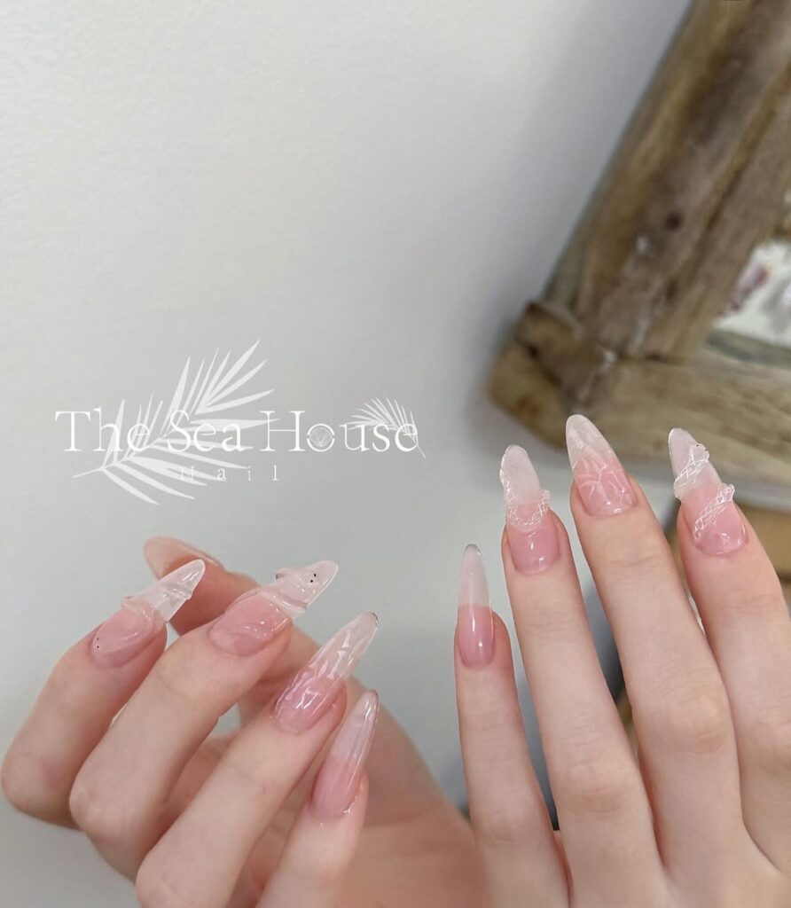Crystal nails: κρυστάλλινο μανικιούρ με chrome βάση και gel λάμψης που μαγνητίζει