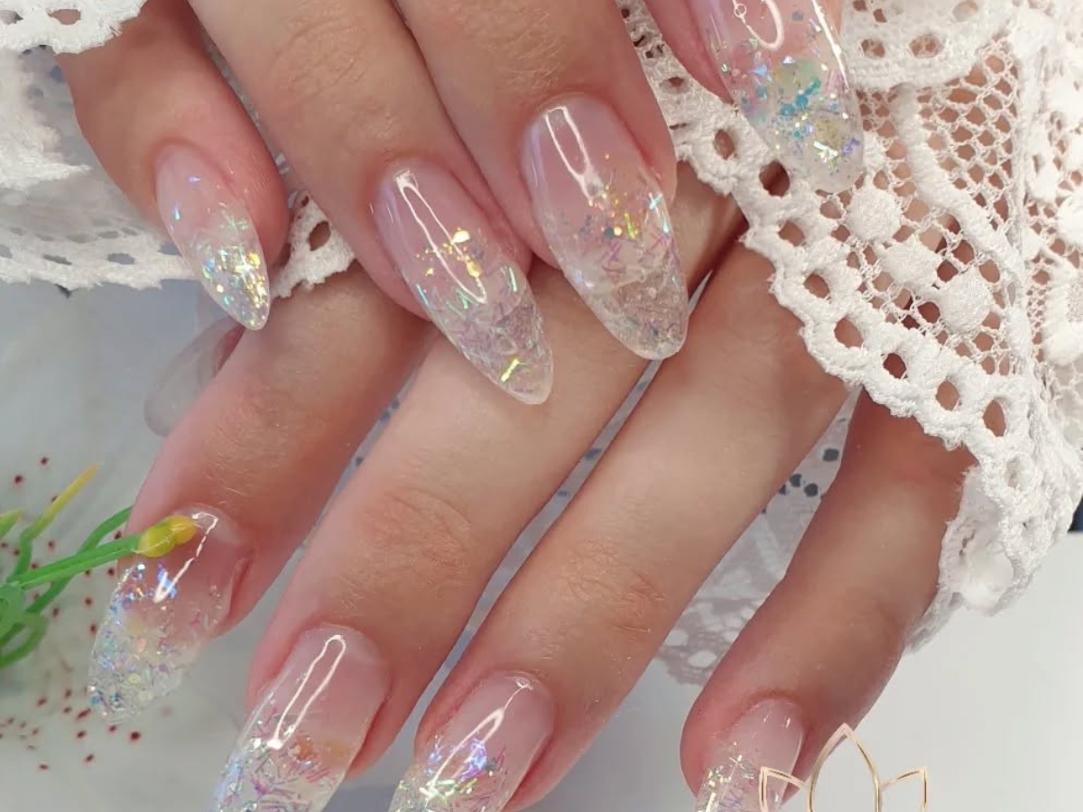 Crystal nails: κρυστάλλινο μανικιούρ με chrome βάση και gel λάμψης που μαγνητίζει