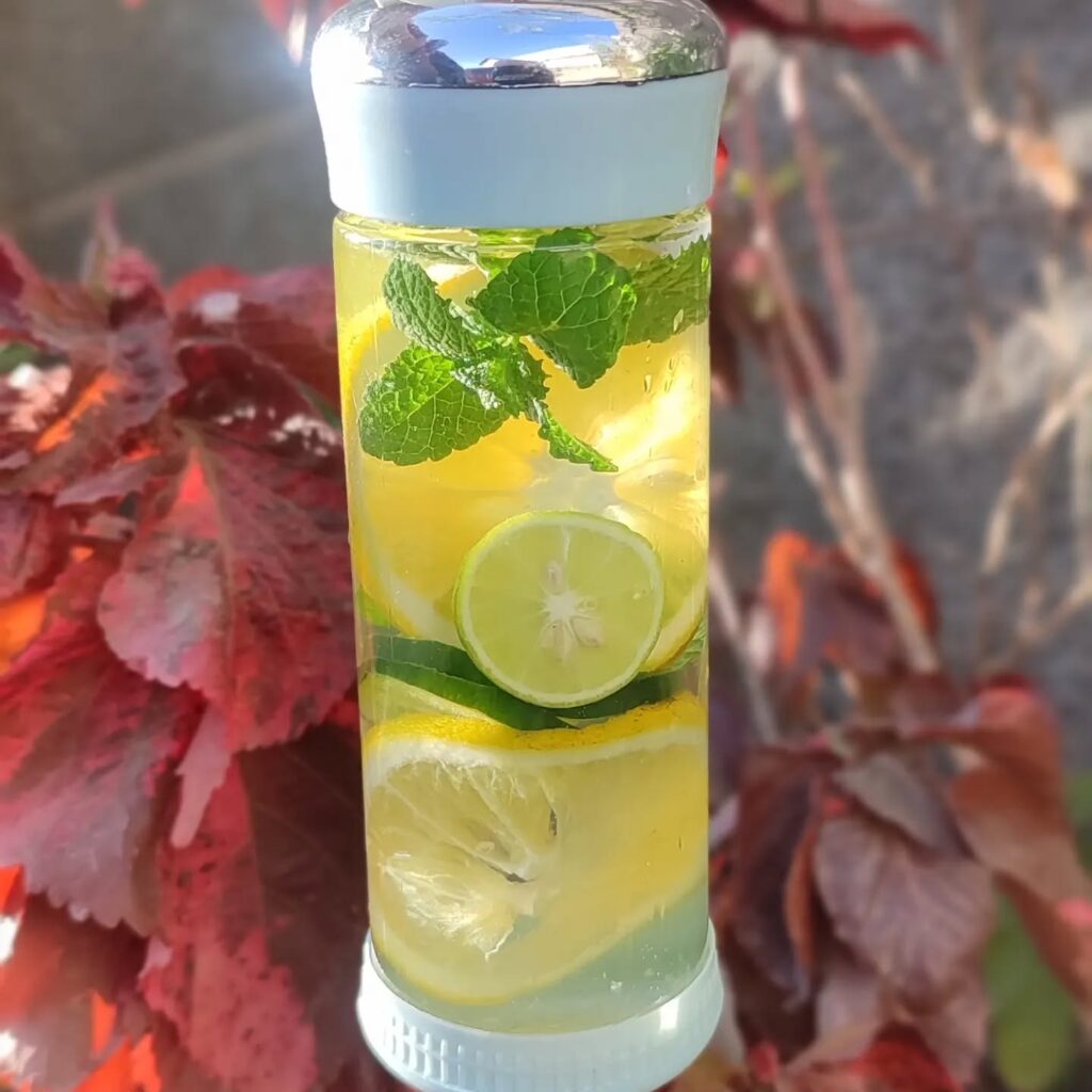 Detox νερό με λεμόνι δεντρολίβανο: Περιποίηση για μετά τις γιορτές