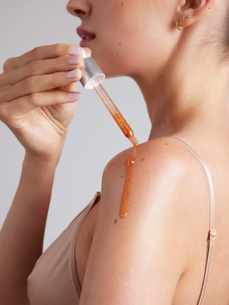 Dry body oil: Δίνει λάμψη και ενυδάτωση χωρίς λιπαρότητα