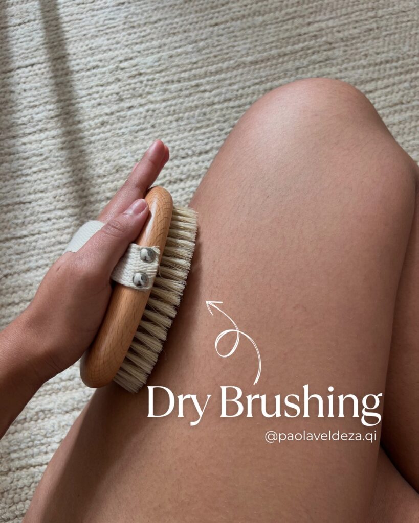 Dry brushing σώματος και τριχωτού: H φυσική τεχνική απολέπισης που ενεργοποιεί την κυκλοφορία και χαρίζει υγεία σε δέρμα και μαλλιά
