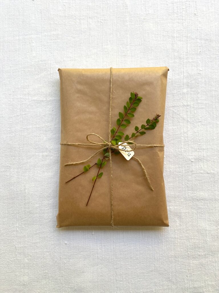 DIY οικολογικό τύλιγμα δώρων με κραφτ χαρτί και ευκάλυπτο - Φυσική αισθητική με στυλ