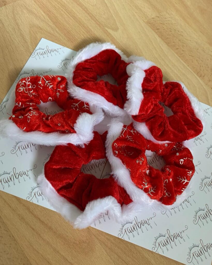 Festive αξεσουάρ μαλλιών για γιορτές, κορδέλες με πέρλες και σατέν scrunchies που αναβαθμίζουν κάθε look