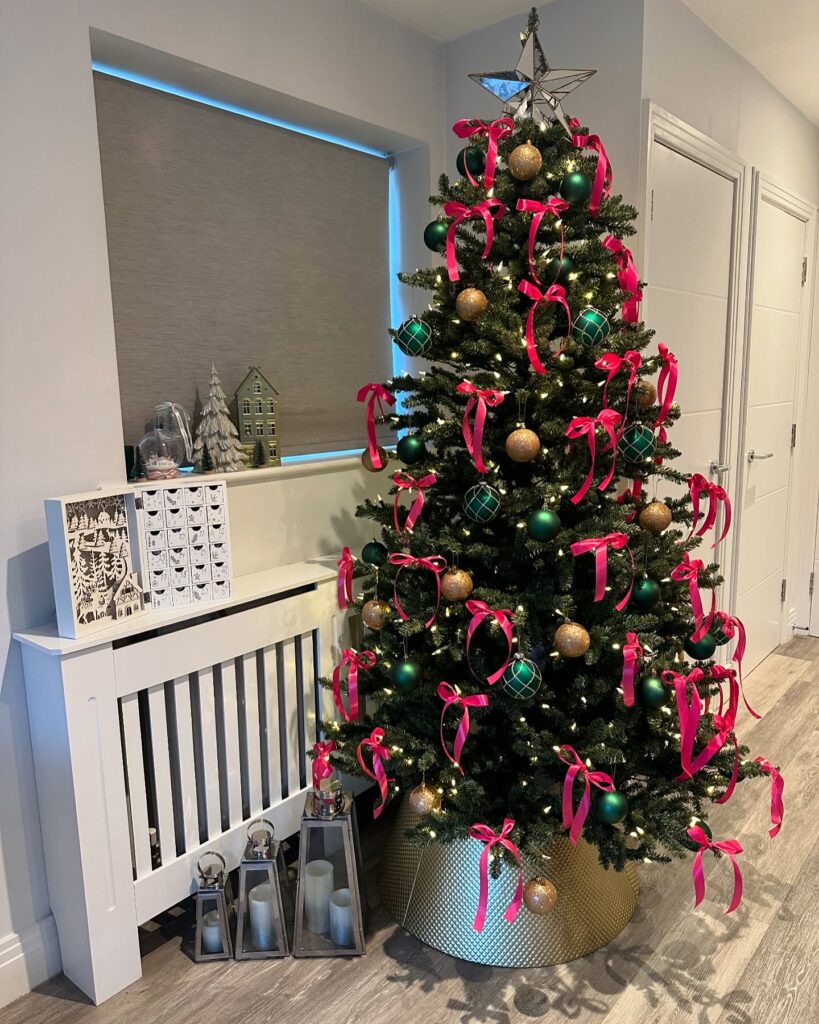 Ρομαντικό χριστουγεννιάτικο δέντρο με μεγάλους φιόγκους σε κόκκινο και καρώ - Η νέα τάση που αντικαθιστά τις μπάλες