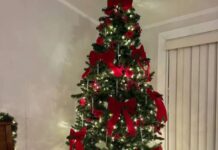 Ρομαντικό χριστουγεννιάτικο δέντρο με μεγάλους φιόγκους σε κόκκινο και καρώ - Η νέα τάση που αντικαθιστά τις μπάλες