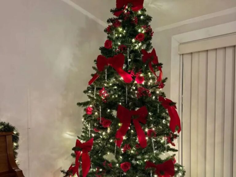 Ρομαντικό χριστουγεννιάτικο δέντρο με μεγάλους φιόγκους σε κόκκινο και καρώ – Η νέα τάση που αντικαθιστά τις μπάλες