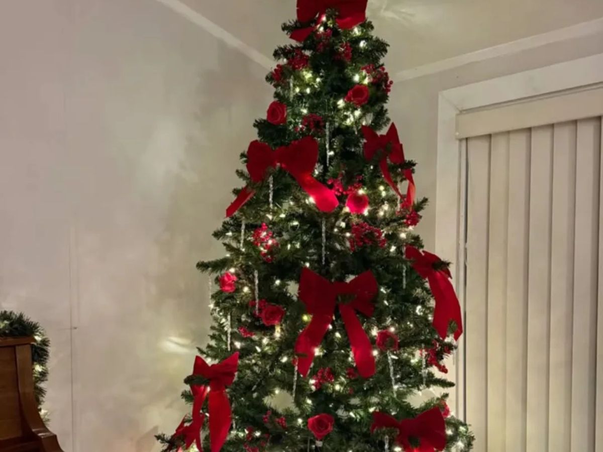Ρομαντικό χριστουγεννιάτικο δέντρο με μεγάλους φιόγκους σε κόκκινο και καρώ - Η νέα τάση που αντικαθιστά τις μπάλες