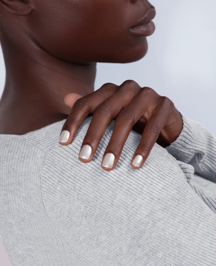 Frosted nails για γιορτινή κομψότητα: Η διακριτική τάση που λάμπει τον Δεκέμβριο