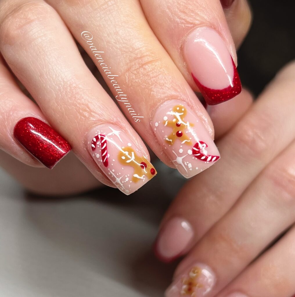 Gingerbread nail art με χριστουγεννιάτικα σχέδια, φιόγκους και μικρά gingerbread