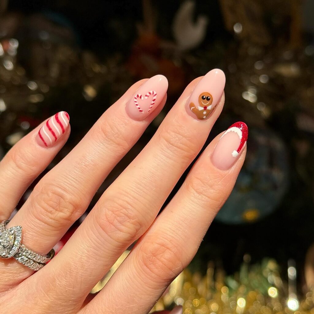 Gingerbread nail art με χριστουγεννιάτικα σχέδια, φιόγκους και μικρά gingerbread