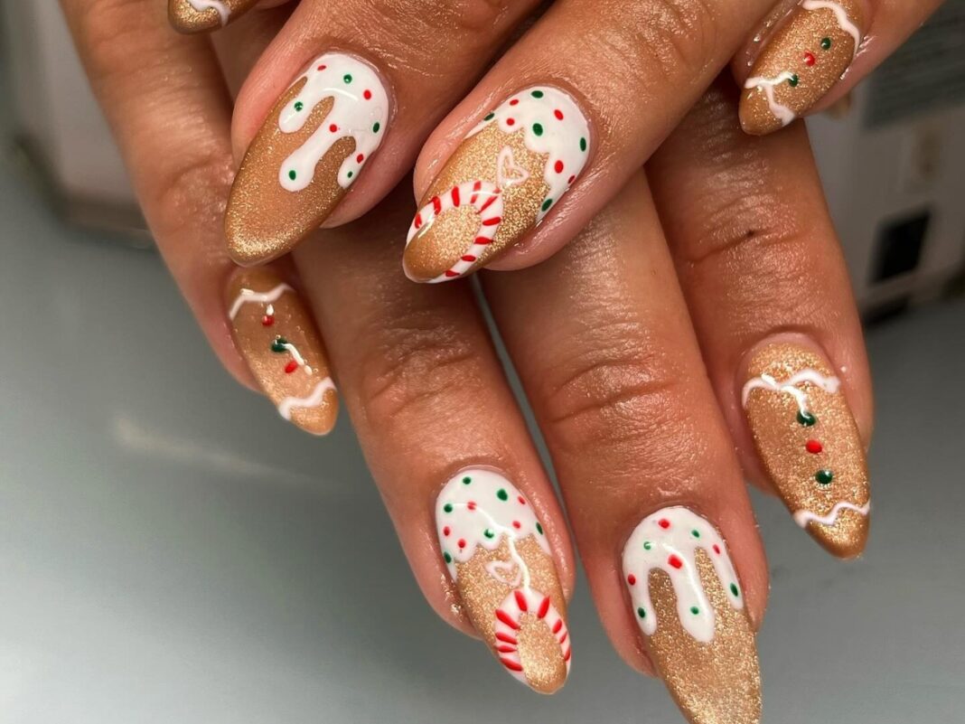 Gingerbread nail art με χριστουγεννιάτικα σχέδια, φιόγκους και μικρά gingerbread