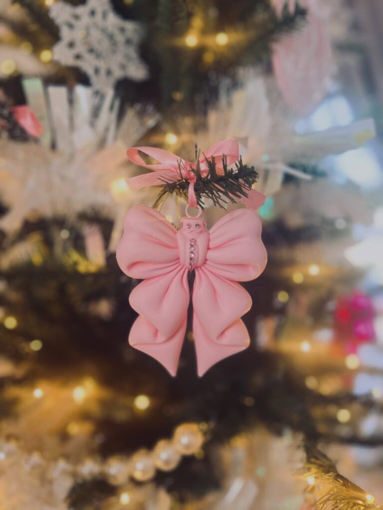 Κομψές girly πινελιές στη χριστουγεννιάτικη διακόσμηση για απαλό, ζεστό αποτέλεσμα