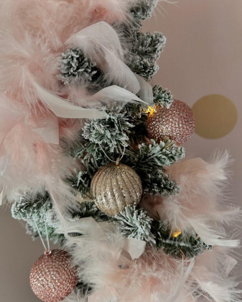 Κομψές girly πινελιές στη χριστουγεννιάτικη διακόσμηση για απαλό, ζεστό αποτέλεσμα