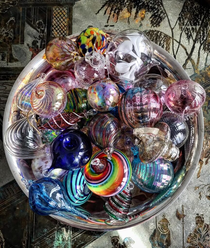 Χριστουγεννιάτικος στολισμός με χειροποίητα γυάλινα στολίδια και βελούδινες μπάλες: Διαχρονική πολυτέλεια στο δέντρο