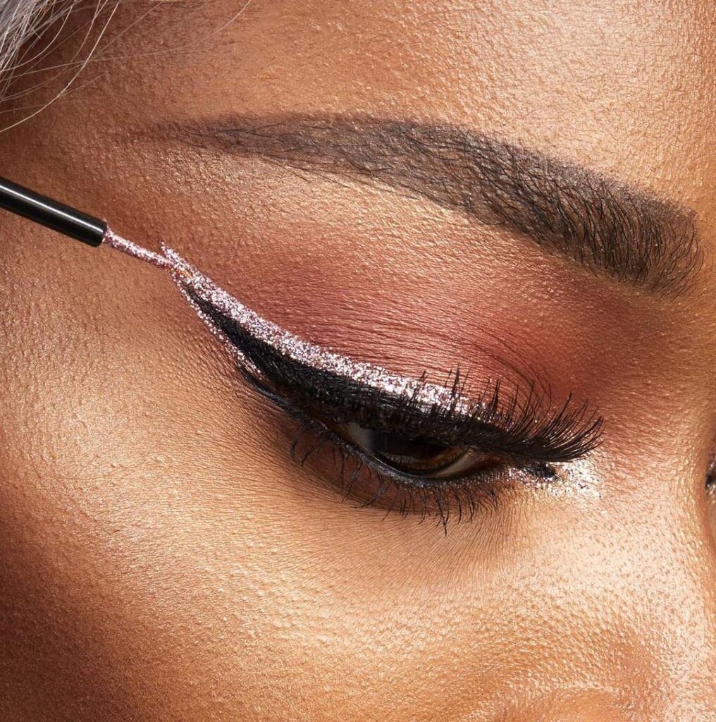 Glitter Eyeliner: Λεπτή γραμμή με λάμψη για μαγικά βράδια