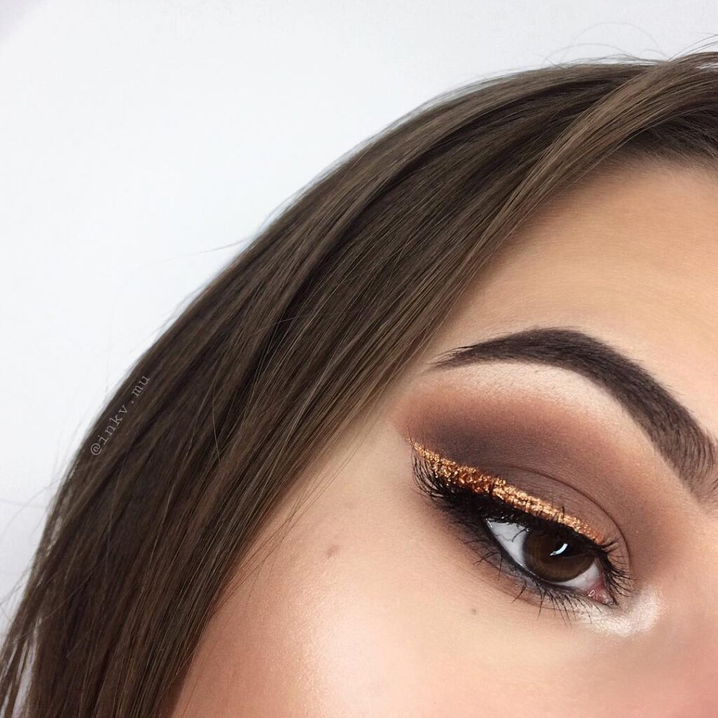 Glitter Eyeliner: Λεπτή γραμμή με λάμψη για μαγικά βράδια