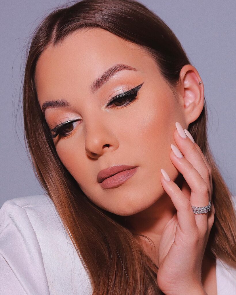 Glitter Eyeliner: Λεπτή γραμμή με λάμψη για μαγικά βράδια