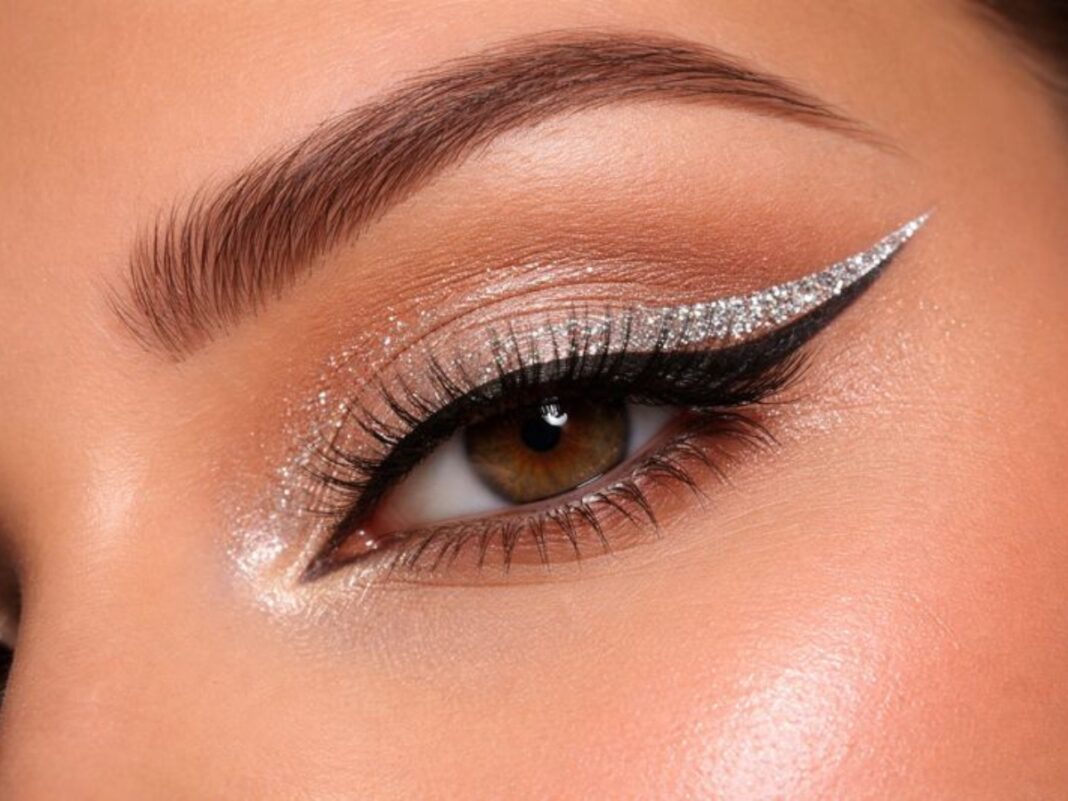 Glitter Eyeliner: Λεπτή γραμμή με λάμψη για μαγικά βράδια