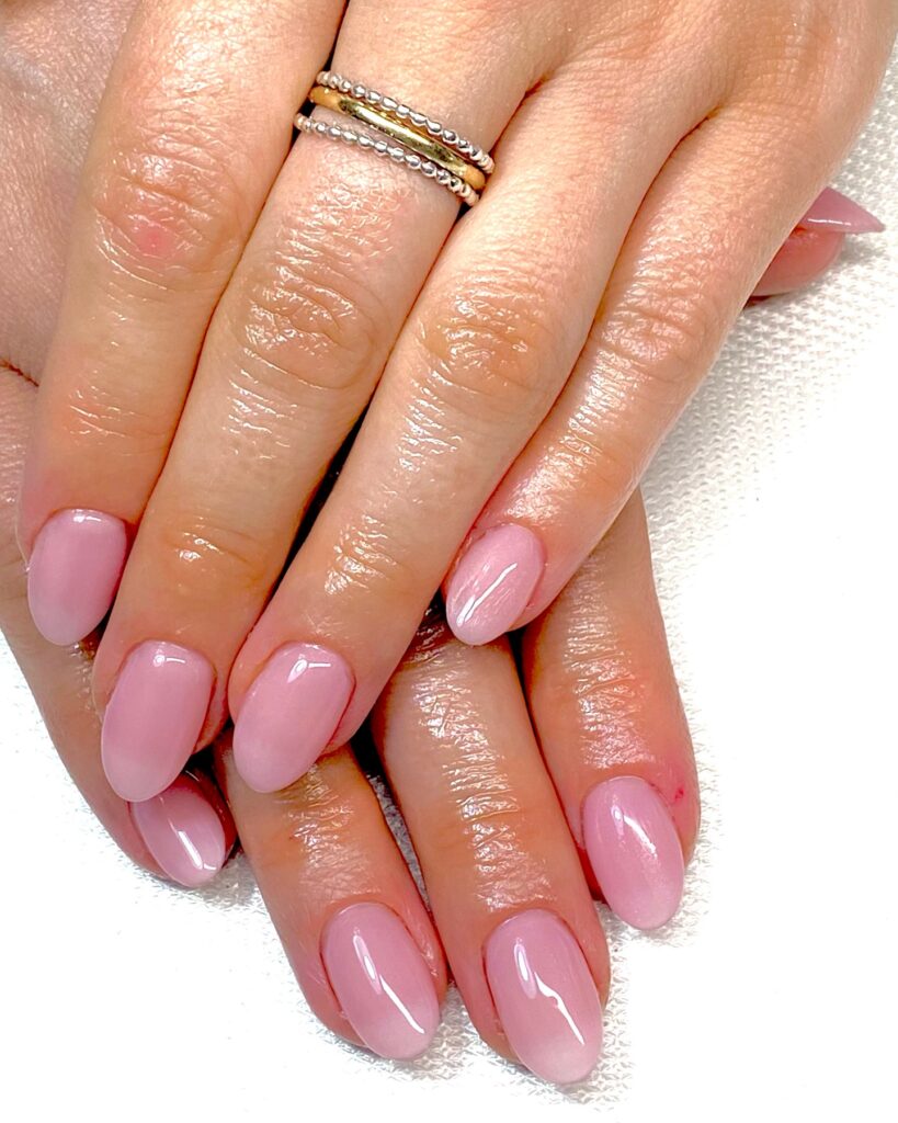 Λαμπερά ροζ νύχια, η πιο κομψή επιλογή για φυσικό και καθαρό look