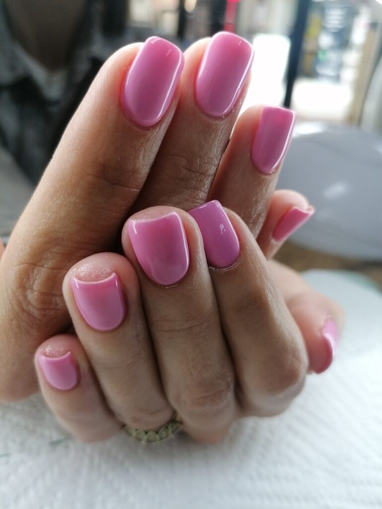 Λαμπερά ροζ νύχια, η πιο κομψή επιλογή για φυσικό και καθαρό look