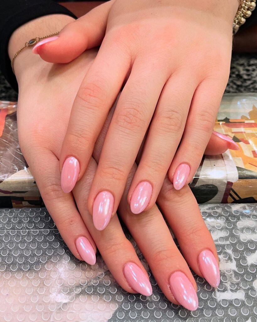 Λαμπερά ροζ νύχια, η πιο κομψή επιλογή για φυσικό και καθαρό look
