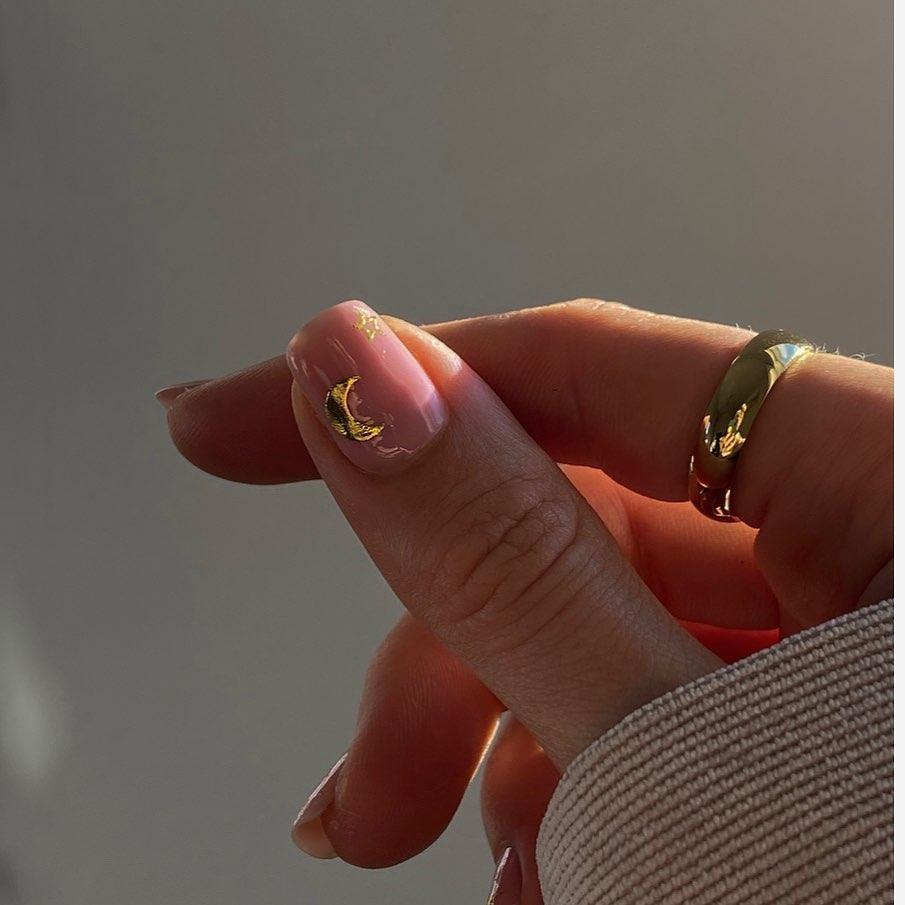 Αέρινο nail art με χρυσές λεπτές γραμμές για κομψό και διακριτικό αποτέλεσμα