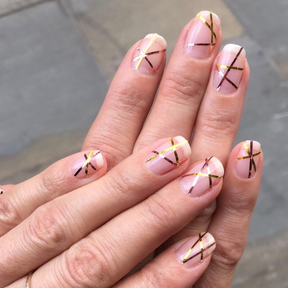 Αέρινο nail art με χρυσές λεπτές γραμμές για κομψό και διακριτικό αποτέλεσμα