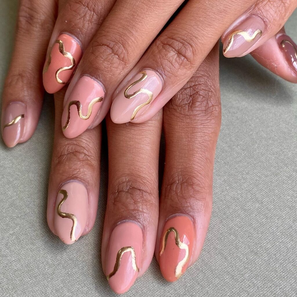 Αέρινο nail art με χρυσές λεπτές γραμμές για κομψό και διακριτικό αποτέλεσμα