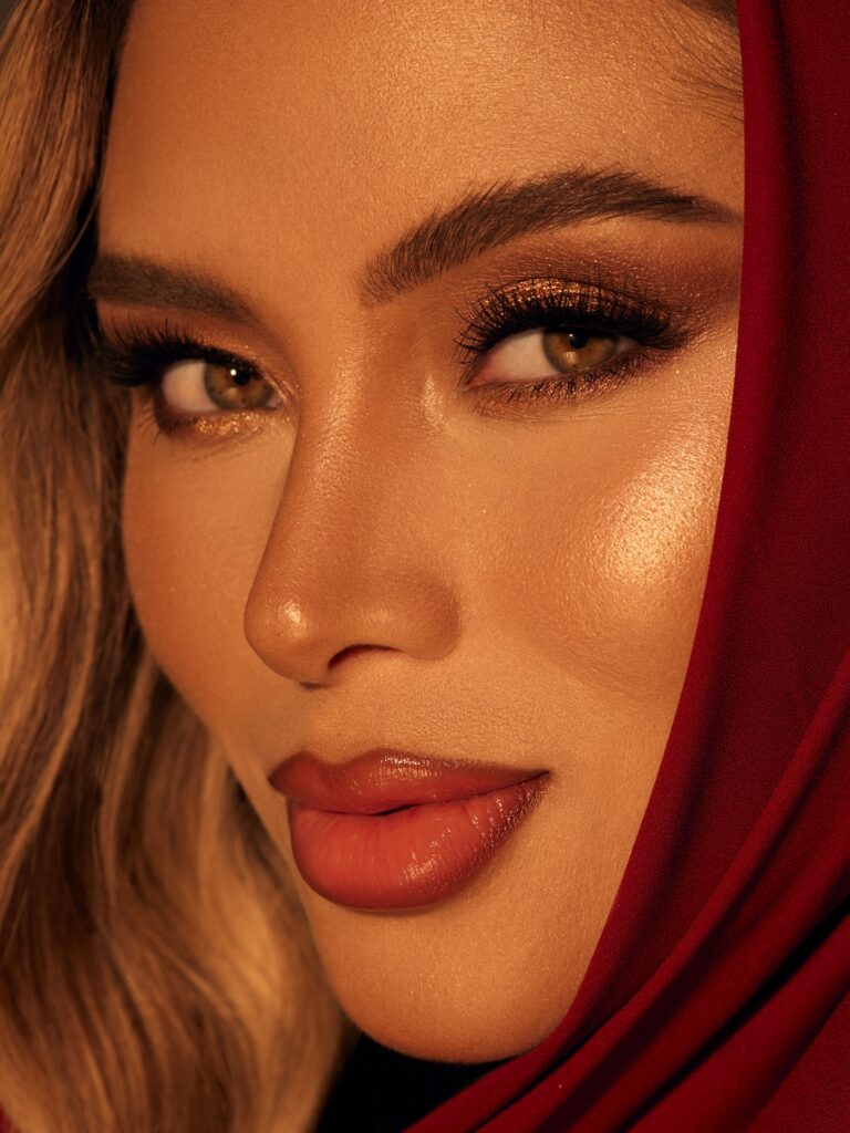 Golden Hour Makeup: Μακιγιάζ με ζεστούς χρυσούς τόνους για γιορτινή λάμψη