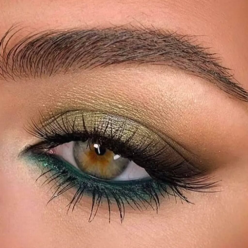 Έντονο πράσινο eyeliner: Τολμηρό αλλά εορταστικό eye look