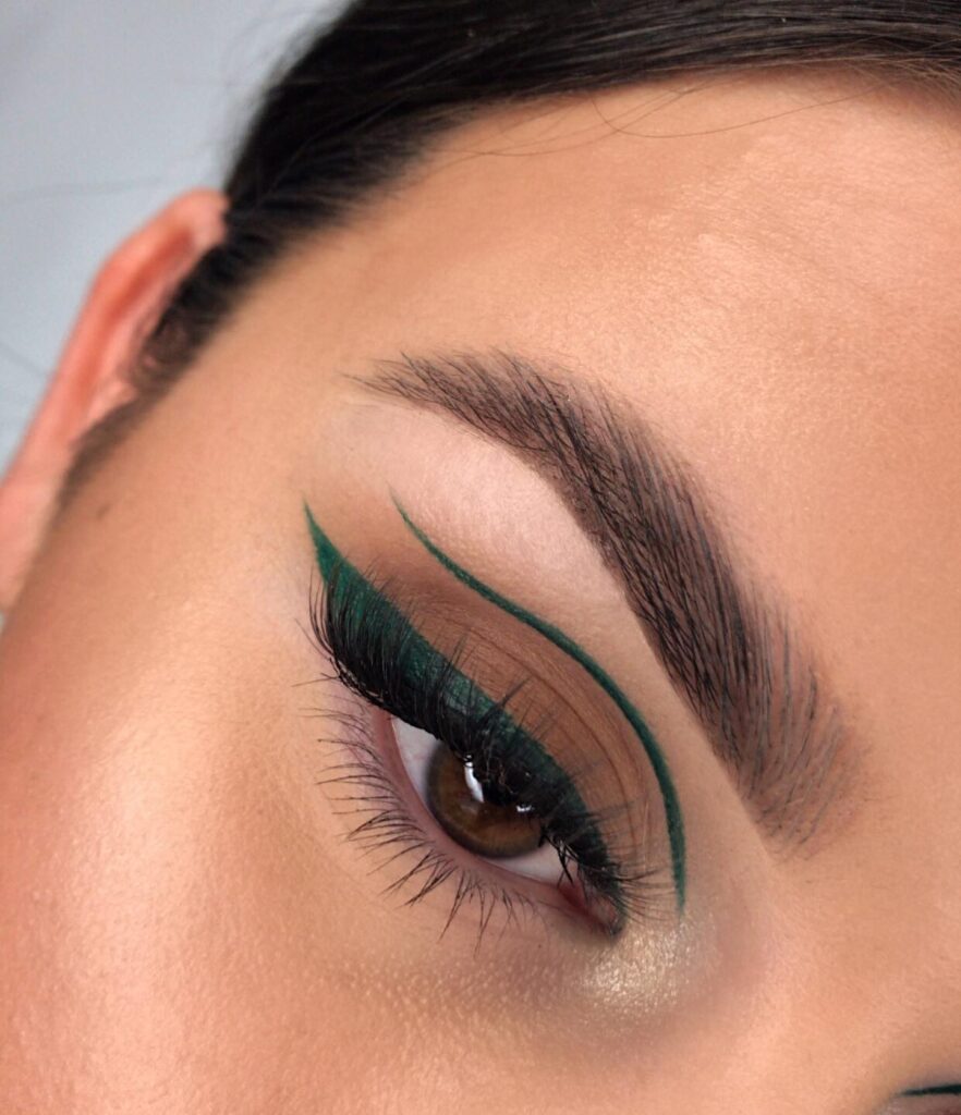 Έντονο πράσινο eyeliner: Τολμηρό αλλά εορταστικό eye look