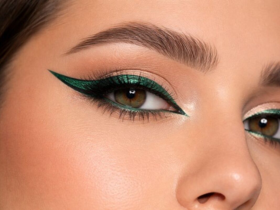 Έντονο πράσινο eyeliner: Τολμηρό αλλά εορταστικό eye look