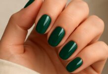 Green nails: βαθύ πράσινο μανικιούρ που αποπνέει δυναμισμό, κομψότητα και τύχη