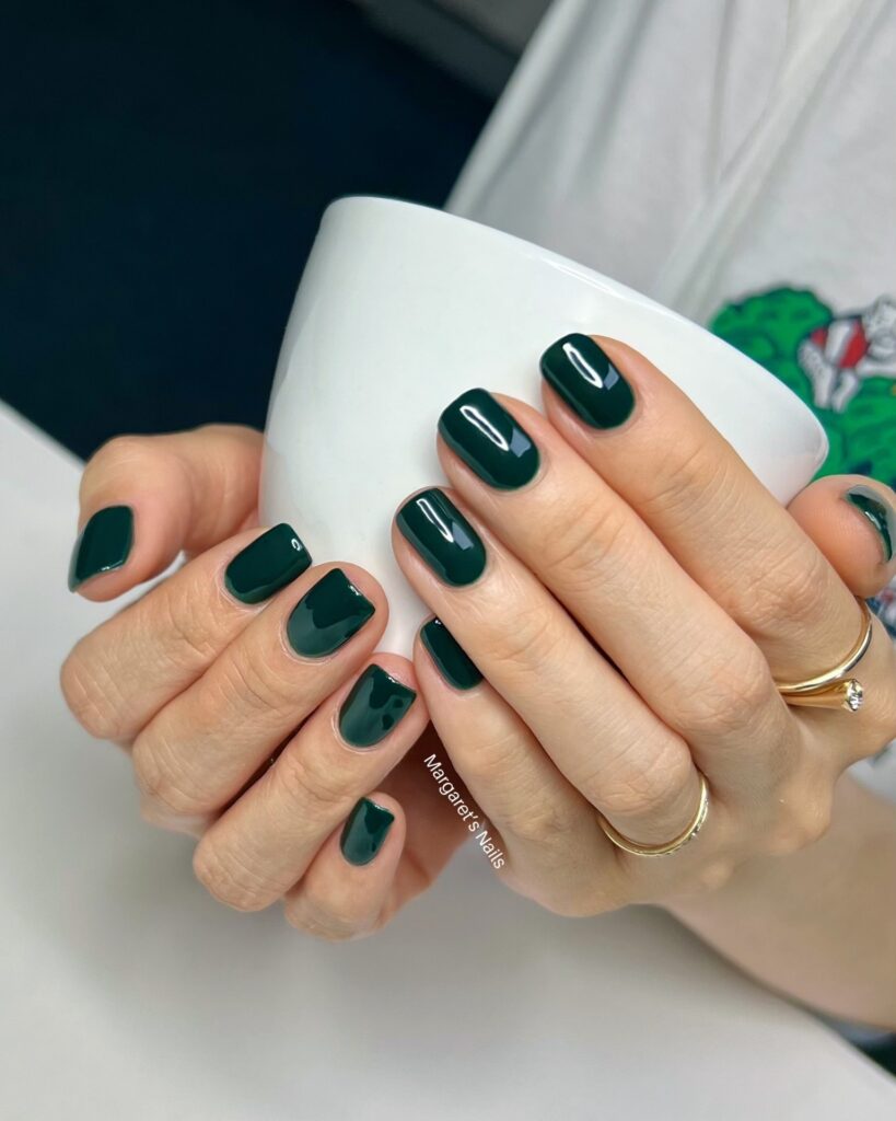 Green nails: βαθύ πράσινο μανικιούρ που αποπνέει δυναμισμό, κομψότητα και τύχη