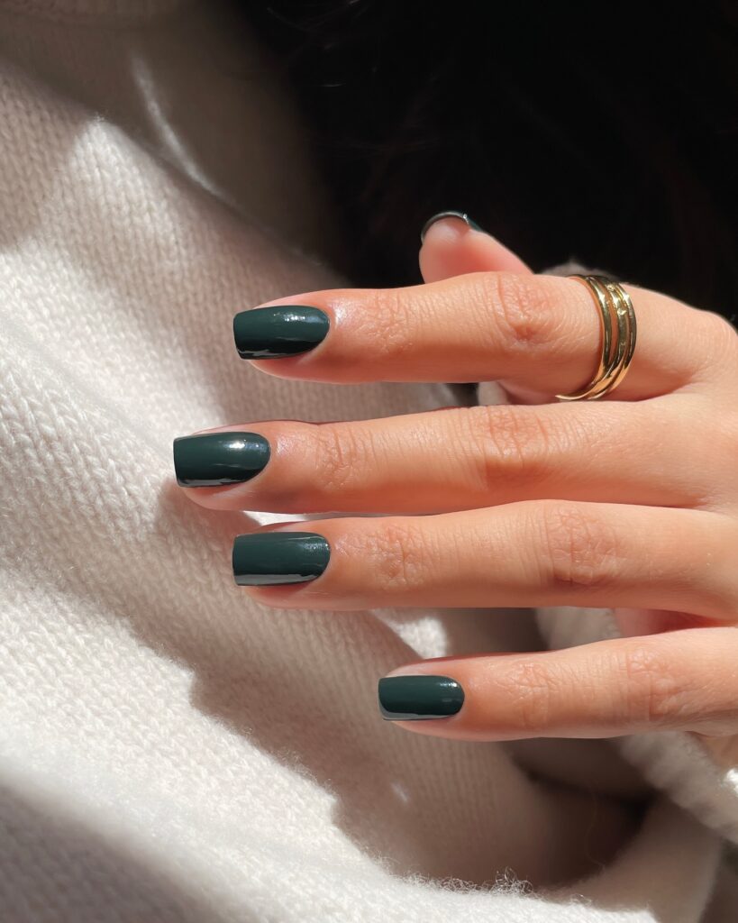 Green nails: βαθύ πράσινο μανικιούρ που αποπνέει δυναμισμό, κομψότητα και τύχη