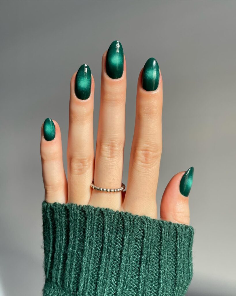 Green nails: βαθύ πράσινο μανικιούρ που αποπνέει δυναμισμό, κομψότητα και τύχη