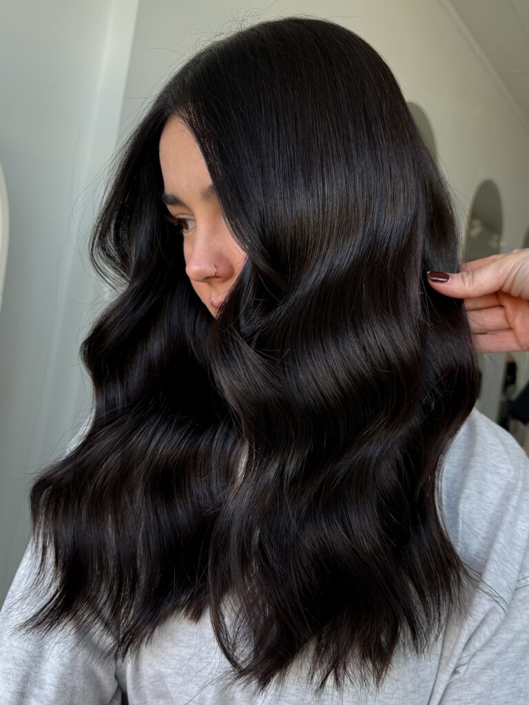 Λαμπερά μαλλιά στο λεπτό - Πώς να κάνεις hair gloss effect στο σπίτι με απλά βήματα