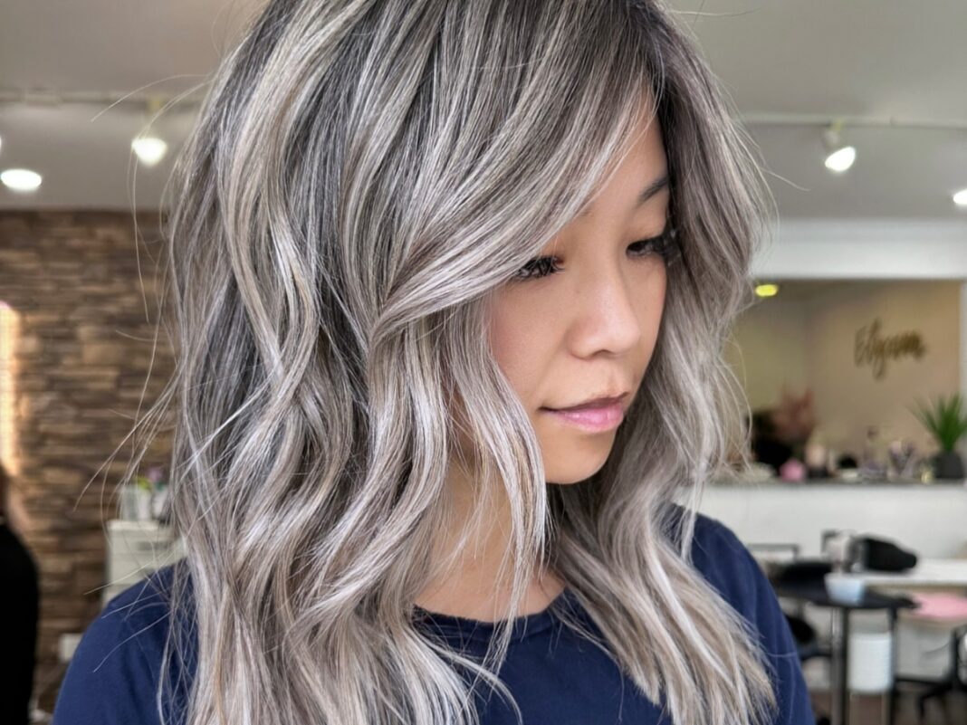 Hair lifting στις ρίζες για ανάλαφρα μαλλιά και φυσικό όγκο που διαρκεί